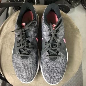 Nike Flex Trainer Black And Pink Womens Size 10 Sneaker Shoe. Running shoe